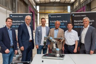 (v.l.n.r.): Geschäftsführer der Wirtschaftsförderung im Landkreis Neuwied Harald Schmillen, Präsident der Hochschule Koblenz Professor Karl Stoffel, Simon Opper von Universal Robots, Landrat Achim Hallerbach, Professor Udo Gnasa von der Hochschule Koblenz und Fred Häring, Business Development Director der Asas GmbH, freuen sich über die große Aufmerksamkeit des geplanten Robotikzentrums. Foto: Martin Boden, Kreisverwaltung Neuwied