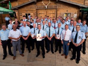 Foto:  Ehre, wem Ehre gebührt: Auf der „Alm“ der Hack AG in Kurtscheid, würdigten Landrat Achim Hallerbach und Verbandsbürgermeister Hans-Werner Breithausen sowie Brand- und Katastrophenschutzinspekteur Holger Kurz und dessen Stellvertreter Volker Lemgen gemeinsam mit Gastgeber Peter Hack eine ganze Reihe von verdienten Feuerwehrkameraden. Foto: Wolfgang Tischler