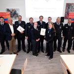 Gruppenbild der gewählten und ernannten Personen. V.l.n.r. Tobias Frank-Weigl, Lukas Ditscheid, Landrat Achim Hallerbach, Martin Heumann, Holger Kurz, Julia Ehlscheid, Matthias Lemgen, Jan-Eric Henn, Josina Tluste, Manfred Cochem, Landesjugendfeuerwehrwart Dirk Stöder, Georg Schober und Dennis Prangenberg.