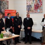 Landrat Achim Hallerbach (rechts) ernennt gemeinsam mit BKI Holger Kurz (links) das neue Führungstrio aus Tobias Frank-Weigl (2.v.r), Martin Heumann (Mitte) und Jan-Eric Henn (2.v.l.).