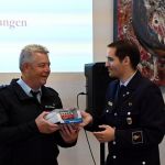 Manfred Cochem erhält von Matthias Lemgen ein besonderes Andenken – einen VW Bus im Design des Kreisjugendfeuerwehrverbandes.
