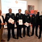  Landrat Achim Hallerbach mit dem ehemaligen Führungstrio v.l.n.r. Martin Heumann, Matthias Lemgen und Manfred Cochem, zusammen mit BKI Holger Kurz und Landesjugendfeuerwehrwart Dirk Ströder.