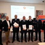 Landrat Achim Hallerbach mit dem neuen Führungstrio v.l.n.r. Martin Heumann, Tobias Frank-Weigl und Jan-Eric Henn, zusammen mit BKI Holger Kurz, Landesjugendfeuerwehrwart Dirk Ströder und dem stv. Vorsitzenden des Kreisfeuerwehrverbandes Knut Walldorf.