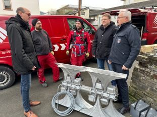 Landrat Achim Hallerbach und BKI Holger Kurz können vor dem bundesweiten Warntag am 12. September Vollzug bei der Inbetriebnahme von 32 Sirenenanlagen im Kreisgebiet melden. Landrat und BKI machten sich unter anderem in der Bad Hönninger Bischof-Stradmann-Straße 42, auf dem Dach „Alte Schule“ gemeinsam mit Verbandsbürgermeister Jan Ermtraud ein Bild von den Installations-Arbeiten. Foto: Thomas Herschbach