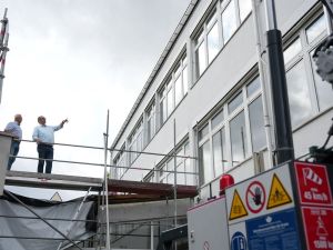 Fotos: An der Robert-Koch-RealschulePlus in Linz werden im Rahmen der Sanierungsarbeiten des Landkreises in den Sommerferien Dach und Fensteranlage erneuert. Landrat Achim Hallerbach und der Chef des Immobilienmanagements des Landkreises, Rüdiger David, machten sich vor Ort ein Bild vom Stand der Bauarbeiten. Fotos: Martin Boden / Kreisverwaltung Neuwied