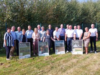 Die drei Westerwälder Landkreise, vertreten durch die Landräte Achim Hallerbach (Neuwied), Achim Schwickert (Westerwaldkreis) und den Kreisbeigeordneten Fred Jüngerich (Altenkirchen) im gemeinsamen Gespräch mit der Initiative „Landwirtschaft, die Werte schafft“ und den Landtags- und Bundestagsabgeordneten der Region.
