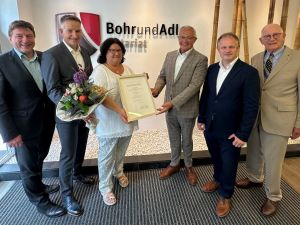 Foto: Seit 50 Jahren den Einsatz für das Notariat im Kopf – ein seltenes Dienstjubiläum bei Bohr & Adler. Dazu gratulierten Landrat Achim Hallerbach und Neuwieds Oberbürgermeister Jan Einig in Gegenwart von Dr. Marc. Bohr und Dr. Andree Adler sowie dessen Vorgängers Dr. Hans Georg Jungblut nicht nur im Namen von Landkreis und Deichstadt, sondern ebenfalls stellvertretend für die Landesregierung.  Foto: Thomas Herschbach