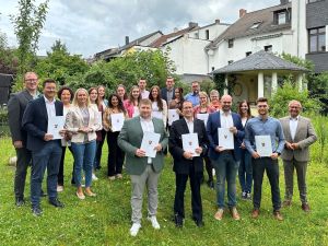 Foto: Befördert als Lohn der Arbeit und Motivation für die Zukunft, wie es Landrat Achim Hallerbach ausdrückt, haben sich die entsprechend Honorierten gemeinsam mit dem Landrat und der Verwaltungsspitze zum Gruppenfoto am sogenannten „Aquarium“ aufgestellt. Foto: Thomas Herschbach