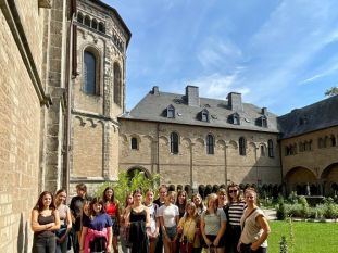 Das Bonner Münster war nur einer von mehreren kulturellen Höhepunkten der Fahrt der drei Kreisjugendpflegen Neuwied, Altenkirchen und Westerwaldkreis. Foto: Simone Höhner / Kreisverwaltung Neuwied.