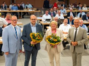 Foto: Im neuen Kreisvorstand kann Landrat Achim Hallerbach neben der wiedergewählten bisherigen 3. Kreisbeigeordneten Birgit Haas auch Pierre Fischer als ehrenamtlichen 2. Kreisbeigeordneten begrüßen. Foto: Martin Boden / Kreisverwaltung Neuwied.