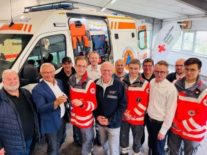 Foto: In den Räumen des DRK-Kreisverbandes Neuwied übergab Landrat Achim Hallerbach den Schlüssel für den neuen Krankentransportwagen an Noah Timmermann, Bereitschaftsleiter vom DRK Neustadt/Wied. Foto: Jörg Niebergall 
