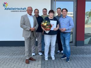 Foto: Verabschiedung von Frau Anette Wittlich nach 24 Jahren bei der Abfallwirtschaft (v. l. n. r.): Landrat Achim Hallerbach, Oliver Petricek (Personalratsvorsitzender), Oliver Hoffmann (stellv. Personalratsvorsitzender), Anette Wittlich, Andreas Saal (techn. Vorstand), Jörg Schwarz (kaufm. Vorstand) (Foto: Maria Burkart)