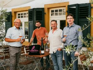 Foto: Ein Prosit auf den Landkreis, den Weinbau und Gut Hubertusburg: Landrat Achim Hallerbach und Kreiswirtschaftsförderer Harald Schmillen stoßen mit Hubertusburg-Geschäftsführer Alexander Klimetzki (2. von rechts) und Mitarbeiter Michael Kaschuba (3. von rechts) auf die Potentiale der Region an. Foto: Martin Boden / Kreisverwaltung Neuwied.