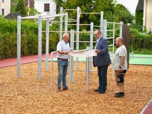 Foto: Die zusätzliche Sport- und Bewegungsfläche neben der Sporthalle mit mehreren Außensportgeräten ist nur eine der Maßnahmen, die der Landkreis im Rahmen der Sanierungsmaßnahmen an seinen Schulen während der Sommerferien ausführen lässt. Fotos: Martin Boden / Kreisverwaltung Neuwied