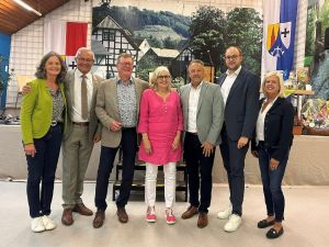 Foto: Neben Landrat Hallerbach zollten dem scheidenden Bürgermeister Martin Lerbs ebenfalls (von links) die Bürgermeisterinnen von Hausen und Breitscheid, Carmen Boden (links) und Rita Viccari (rechts) sowie Nachfolgerin Monika Kukla, Verbandsbürgermeister Hans-Werner Breithausen und der 1. Verbandsgemeinde-Beigeordnete und Kreisbeigeordnete Pierre Fischer Respekt und Anerkennung. Foto: Anna Albiez.