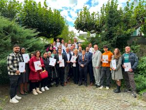 Foto: An 28 Frauen und Männer aus zwölf Nationen verlieh Landrat Achim Hallerbach im Neuwieder Roentgenmuseum die deutsche Staatsbürgerschaft. Foto: Thomas Herschbach