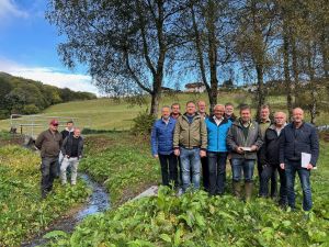 Foto: Von der gelungenen Vollendung der Burbach-Renatuerierung überzeugten sich vor Ort unter anderem Landrat Achim Hallerbach, der 1. Kreisbeigeordnete Philipp Rasbach, der Bürgermeister der Verbandsgemeinde Rengsdorf-Waldbreitbach, Hans-Werner Breithausen, der Ortsbürgermeister von Thalhausen, Florian Schäfer, sowie Friedhelm Kurz, Sprecher der „Nothilfe Burbach“. Foto: Thomas Herschbach