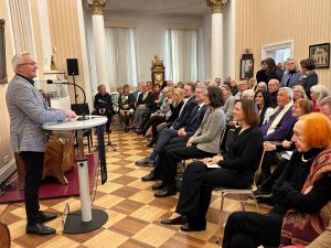 Fotos: Sehr großen Zuspruch erhielt bereits die Eröffnung der Jahreskunstausstellung 2024 im Roentgen-Museum durch Landrat Achim Hallerbach. Fotos: Thomas Herschbach 