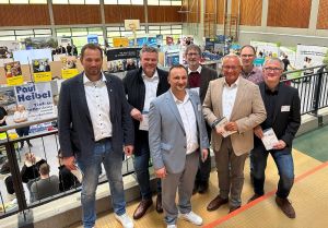 Foto: Vor dem Messerundgang mit einem Besuch der einzelnen Stände konnte sich Landrat Achim Hallerbach mit den Schulleitungen und dem Dierdorfer Verbandsbürgermeister Manuel Seiler von oben einen Überblick über einen Teil des „Messegeländes“ verschaffen. Foto: Thomas Herschbach