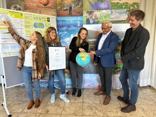 Gemeinsam mit Landrat Achim Hallerbach hoffen (von links) Klimawandelanpassungsmanagerin Angelina Zahn, Bildungsreferentin Andrea Oosterdyk, Klimaschutzmanagerin Janine Sieben und Karsten Rodigast vom Kreismedienzentrum auf viel Zuspruch zu ihrem neuesten Projekt. Foto: Thomas Herschbach