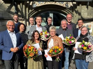 Foto: Der Landkreis Neuwied ist auch dank seines Personals in der Kreisverwaltung gut positioniert. Für ihren 40-jährigen und 25-jährigen Einsatz dankten Landrat Achim Hallerbach, der 1. Kreisbeigeordnete Philipp Rasbach, der Leitende Staatliche Beamte Martin Jung, die Abteilungsleiter Jürgen Ulrich (Jugend und Familie) und Mario Becker (Ordnungs- und Rechtsangelegenheiten), der stellvertretende Büroleiter Florian Nußbaum und die Personalratsvorsitzende Birgit Eisenhuth jetzt fünf Kolleginnen und Kollegen in einer Feierstunde.  Foto: Thomas Herschbach