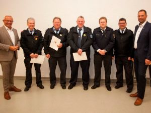 Foto: Eingerahmt von Landrat Achim Hallerbach, Bürgermeister Manuel Seiler sowie BKI Holger Kurz und Wehrleiter Andreas Schmidt freuten sich Brandmeister Heinz-Peter Böhm, Löschmeister Andreas Henn und Hauptlöschmeister Jürgen Müller über das goldene Feuerwehr-Ehrenzeichen 45 Jahre. Foto: Wolfgang Tischler