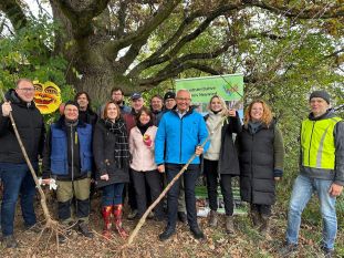 Zugunsten der Abtei Rommersdorf-Stiftung fand die elfte Ausgabe der Obsthochstämme statt – diesmal wieder an der Eiche am Zoo. Auch im Namen des 1. Kreisbeigeordneten Philipp Rasbach lobte Landrat Achim Hallerbach das Engagement aller Beteiligten um Dr. Reinhard Lahr. Foto: Thomas Herschbach