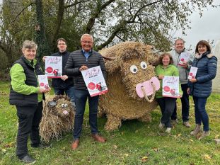 Die Produkte von Hof Ronig stehen am 1. Adventswochenende, Samstag 30. November 2024, von 13 bis 18 Uhr, und am Sonntag, 1. Dezember 2024, von 11 bis 18 Uhr, im Mittelpunkt des adventlichen Stelldicheins in Dattenberg. Aber noch viele weitere schöne Angebote der Naturgenuss Netzwerkpartner verteilen sich auf die fünf Wochenenden vor Weihnachten. Darauf freuen sich mit Landrat Hallerbach (von rechts) Irmgard Schröer (Naturpark Rhein-Westerwald), Jörg Hohenadl (Wirtschaftsförderung), Marion Schmitz (Hof Ronig), Harald Schmillen (Wirtschaftsförderung) und Gabi Schmitz. Foto: Thomas Herschbach