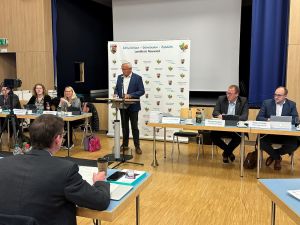 Foto: Im Rahmen der Beschlussfassung zum Nachtragshaushalt hat sich der Kreistag auch für eine weitere Unterstützung des Sozialprojekts „Gemeindeschwestern plus ausgesprochen. Foto: Thomas Herschbach