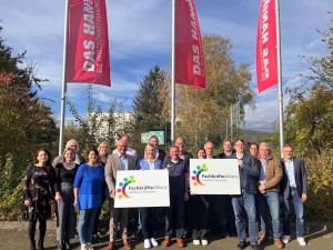 Foto: Die Mitglieder der Fachkräfteallianz im Landkreis Neuwied auf dem Außengelände des Ausbildungszentrums der Handwerkskammer Koblenz in Rheinbrohl. Foto: Marcus Broich / Kreisverwaltung Neuwied