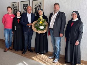 Foto: Landrat Achim Hallerbach und Verbandsbürgermeister nahmen die Generaloberin der Töchter des Heiligen Kamillus, Madre Zelia Andrighetti gerne in ihre Mitte. Im Rahmen ihres Deutschland-Besuchs machte die Generaloberin auch in Asbach Station. Foto: Thomas Herschbach