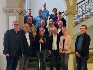Foto: Auf ihrer jüngsten Sitzung wählten die Mitglieder des Beirates für die Teilhabe von Menschen mit Behinderung im Landkreis Neuwied erneut Hans-Peter Groschupf (2. von links) zu ihrem Vorsitzenden. Sein Stellvertreter ist Mario Heim (ganz rechts). Alle Mitglieder wurden durch den 1. Kreisbeigeordneten Philipp Rasbach (1. von links) verpflichtet. Foto: Lisa Schmidt / Kreisverwaltung Neuwied