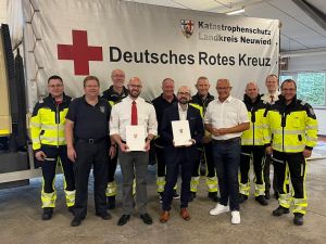 Foto: Zu Freude aller Beteiligten und zum Nutzen des Landkreises durch die auch personelle Stärkung des Katastrophenschutzes ernannte Landrat Achim Hallerbach kürzlich Dr. Eike Stetter (6.v.l.) zum Leitenden Notarzt (LNA) und Christian Fleer (4.v.l.) zum Organisatorischen Leiter (OrgL). Foto: Jennifer Schmidt