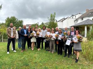 Foto: Der Landkreis Neuwied ist auch dank seines Personals in der Kreisverwaltung gut positioniert. Für ihren 40-jährigen und 25-jährigen Einsatz dankten Landrat Achim Hallerbach, der stellvertretende Büroleiter Florian Nußbaum und Christina Pfeiffer vom Personalrat sowie der 1. Kreisbeigeordnete Philipp Rasbach und die beiden ehrenamtlichen Kreisbeigeordneten Pierre Fischer und Birgit Haas jetzt zehn Kolleginnen und Kollegen in einer kleinen Feierstunde. Foto: Thomas Herschbach