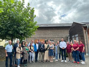 Zum Start der Begehungen im Wettbewerb „Unser Dorf hat Zukunft“ hatte sich Landrat Hallerbach mit der Jury des Landkreises, dem 1. Kreisbeigeordneten Philipp Rasbach, Verbandsbürgermeister Jan Ermtraud, Ortsbürgermeister Markus Konitzer sowie Bürgerinnen und Bürgern im Weinort Leutesdorf getroffen. Da durften Weinkönigin Lea Jeromin und Bacchus Florian Meickmann natürlich nicht fehlen.  Foto: Thomas Herschbach