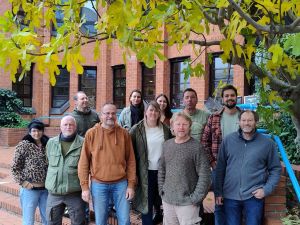 Foto: IG-Mitglieder und Referenten freuen sich auf das neue Ausbildungsprogramm: Vordere Reihe von links: Jennifer Weitershagen, Ralf Schmitt-Geber, Joachim Scholer, Simone Höhner, Karsten Schroeter, Stefan Brog, Hintere Reihe von l.: Oliver Lumma, Melina Ehrentraud, Nicole Bauer, Dietmar Lindenau, Tobias Zimmermann. Foto: Fabian Kornatzki; Bildrechte: Stadt Koblenz/Jugendamt und Michael Müller