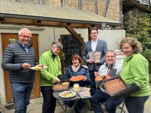 Foto: Der Döppekuchen vom Hof Ronig sieht nicht nur lecker aus, er schmeckt auch so. „Unsere guten Regionalprodukte aus dem Rheintal und dem Westerwald können sowohl traditionsbewusst, als auch multikulti sein. Wir sind eben ein spannender Landkreis“. Der Einschätzung von Landrat Achim Hallerbach können sich Naturpark-Geschäftsführerin Irmgard Schröer, WFG-Geschäftsführer Harald Schmillen, Naturgenuss-Projektleiter Jörg Hohenadl sowie Gabi und Marion Schmitz vom Hof Ronig nur anschließen. Foto: Thomas Herschbach