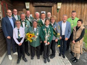 Foto: Der Landkreis Neuwied ist auch dank seiner motivierten, engagierten und erfolgreichen Schützinnen und Schützen ein echter Volltreffer mit Perspektive. Das unterstrich jetzt auch das Kreispokalschießen in Kutscheid. Mit den Bundes- und Kreismajestäten freuten sich der Kreisbeigeordnete Pierre Fischer, der Bürgermeister der Verbandsgemeinde Rengsdorf-Waldbreitbach, Hans-Werner Breithausen und die Ortsbürgermeisterin von Kurtscheid, Melanie Anhäuser, über eine starke Teilnehmerzahl wie auch über glückliche Siegerinnen und Sieger rund um die neue Kreiskönigin Erika Weibers aus Hähnen. Foto: Thomas Herschbach 