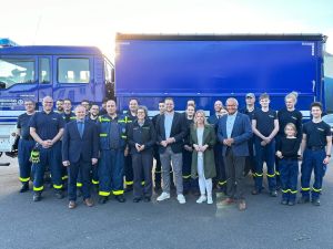 Foto: Wollen mit zusammen mit den Neuwieder Einsatzkräften einen strahlenden Horizont für das THW: Landrat Achim Hallerbach, THW Präsidentin Sabine Lackner, der THW-Landesbeauftragte für Hessen, Rheinland-Pfalz und das Saarland, Marcus Hantsche, Oberbürgermeister Jan Einig, MdB Martin Diedenhofen, MdL Lana Horstmann und der Ortsbeauftragte Björn Harrenberger. Foto: Thomas Herschbach