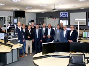 Foto: Die vier Landräte des Rettungsdienstbereichs freuten sich in der Integrierten Leitstelle Montabaur gemeinsam mit den Ärztlichen Leitern des Rettungsdienstes und den ausübenden Hilfsorganisationen über den gelungenen Projektstart des Telenotarztes. Von links:  Michael Schneider (Geschäftsführer, DRK Rettungsdienst Rhein-Lahn-Westerwald gGmbH), Marcell Brenner (Geschäftsführer, DRK Kreisverband Altenkirchen e. V.), Achim Schwickert (Landrat Westerwaldkreis), Florian Klein (Teamleitung, Integrierte Leitstelle), Jörg Denninghoff (Landrat Rhein-Lahn-Kreis), Peter Zimmermann (Leiter Rettungsdienst, DRK Rettungsdienst Rhein-Lahn-Westerwald gGmbH), Achim Hallerbach (Landrat Kreis Neuwied), Dr. med. Christian Voigt (Ärztlicher Leiter Rettungsdienst), Mike Matuschewski (Leiter Rettungsdienst, DRK Kreisverband Altenkirchen e. V.), Stefan Schaefer (Ärztlicher Leiter Rettungsdienst), Dr. Peter Enders (Landrat Kreis Altenkirchen)  Foto: Kreisverwaltung Westerwaldkreis / Nicole Chemnitz