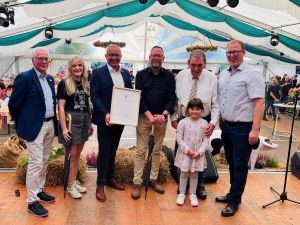 Foto: Die Urkunde des Landkreises Neuwied war das offizielle Zeichen der Gratulation und Wertschätzung von Landrat Achim Hallerbach anlässlich des Festkommers. Optisch in Szene gesetzt wurde das funktionierende Miteinander der Generationen in Steimel auch von Verbandsbürgermeister Volker Mendel, Ortsbürgermeister Sven Schür, Ortsbürgermeister a.D. Wolfgang Theis und Elina Nelles vom VVV. Foto: Vanessa Weller