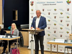 Foto: Auf der jüngsten Sitzung des Kreistages konnte Landrat Achim Hallerbach den Mitgliedern auch eine Ergebnisverbesserung beim Kreiswasserwerk vermitteln. Fotos: Thomas Herschbach