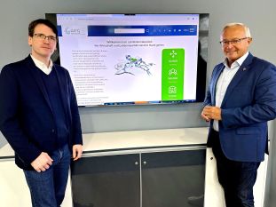 Erfolgreich, erlebnisreich und genussreich – so werden kurz und prägnant die drei zentralen Themenbereiche der neuen Internetpräsenz der Wirtschaftsförderungsgesellschaft im Landkreis Neuwied umschrieben, die von Landrat Achim Hallerbach und WFG-Geschäftsführer Harald Schmillen jetzt offiziell an den Start gebracht wurde. Foto: Thomas Herschbach