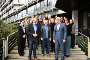 Landrat Achim Hallerbach und Landrat Sebastian Schuster (vorne links und vorne rechts) nehmen gemeinsam mit Vertretern aus Bonn, dem Rhein-Sieg-Kreis und dessen Kommunen, dem Kreis Ahrweiler und dem Kreis Neuwied sowie dem Verschönerungsverein für das Siebengebirge die Ergebnisse der Studie „Tore zur rheinischen Vielfalt“ entgegen. Foto: Rhein-Sieg-Kreis / Daniela Blumenthaler