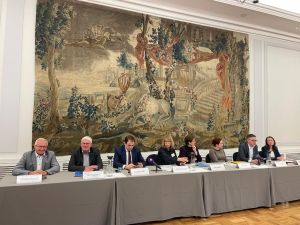 Foto: Landrat Achim Hallerbach, der Landrat des Rhein-Sieg-Kreises, Sebastian Schuster (von links) sowie Landrätin Cornelia Weigand (Kreis Ahrweiler) begrüßen die Übereinkunft zwischen dem Bund, den Ländern Nordrhein-Westfalen und Rheinland-Pfalz sowie der Region Bundesstadt Bonn unter Einbindung des Landkreis Neuwied, den Stand der Verhandlungen zum Abschluss einer Zusatzvereinbarung zum Berlin/Bonn-Gesetz in einer gemeinsamen Erklärung zu fixieren. Als Chef der rheinland-pfälzischen Staatskanzlei ist Fabian Kirsch (2.von rechts) zwischenzeitlich von Dr. Fedor Ruhose abgelöst worden. Foto: Archiv 04 2024 / Bundesstadt Bonn.