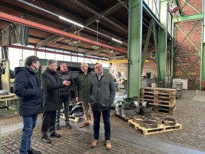 Foto: Landrat Achim Hallerbach, SGD-Nord Präsident Wolfgang Treis (rechts) und der Geschäftsführer der Kreis-Wirtschaftsförderung Harald Schmillen (links) ließen sich beim Unternehmens-Rundgang mit Geschäftsführer Oliver Feinauer (2. von links) und dem Technischen Leiter Frank Dinges (Mitte) gerne die Produktionsabläufe erläutern. Foto: Thomas Herschbach