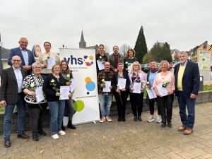 Foto: Mit den 12 zertifizierten Teilnehmerinnen und Teilnehmern freuten sich Landrat Achim Hallerbach, Wolfgang Kunz, stellvertretender Vorsitzender der Kreisvolkshochschule Neuwied und Seminarleiter Falk Gerlach über ein erfolgreiches Fortbildungs-Seminar. Foto: Thomas Herschbach