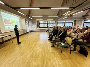Foto: Beim Auftaktworkshop präsentierten Klimawandelanpassungsmanagerin Angelina Zahn und das Planungsbüro SWECO umfangreiche Analysen als Grundlage der künftigen gemeinsamen Arbeit. Foto: Thomas Herschbach