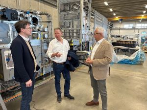 Foto: Beim informativen Rundgang gab Geschäftsführer Rainer Runkel seinen Besuchern Landrat Achim Hallerbach und Kreis-Wirtschaftsförderer Harald Schmillen Einblicke in die Produktion seines Unternehmens. Fotos: Thomas Herschbach