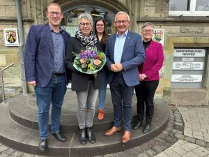 Foto: Mit Landrat Achim Hallerbach und dem 1. Kreisbeigeordneten Philipp Rasbach verabschiedeten Abteilungsleiterin Agnes Ulrich (rechts) und die Pflegestrukturplanerin und Seniorenbeauftragte Carina Corzilius (Mitte) Roswitha Rosenmüller in den wohlverdienten Ruhestand. Foto: Thomas Herschbach